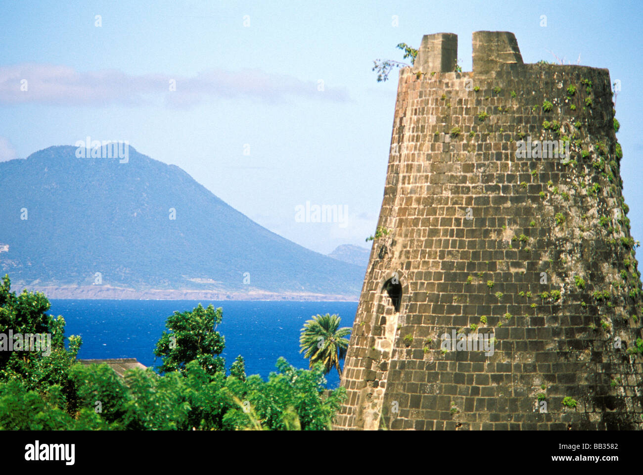Caraibi, Saint Kitts, Roseau. Struttura in pietra sulla costa. Foto Stock