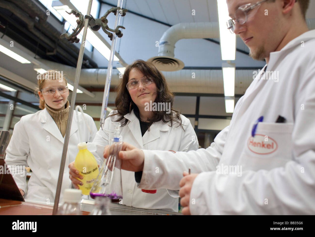 Laboratorio chimico lavoratore presso Henkel AG Duesseldorf Foto Stock