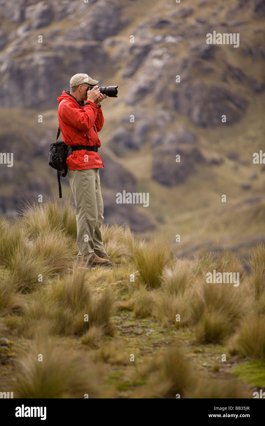 Sud America, Ecuador. Escursionista scattare fotografie, Parco Nazionale Cajas , 35km a nord-ovest di Cuenca Foto Stock