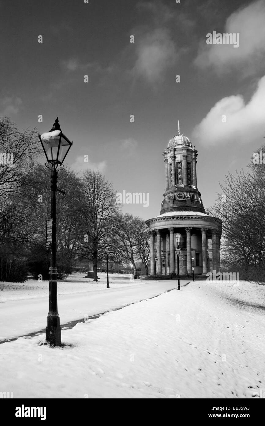 Una scena invernale, come la neve copre il terreno intorno al regno Chiesa Riformata in Saltaire, West Yorkshire, Regno Unito Foto Stock