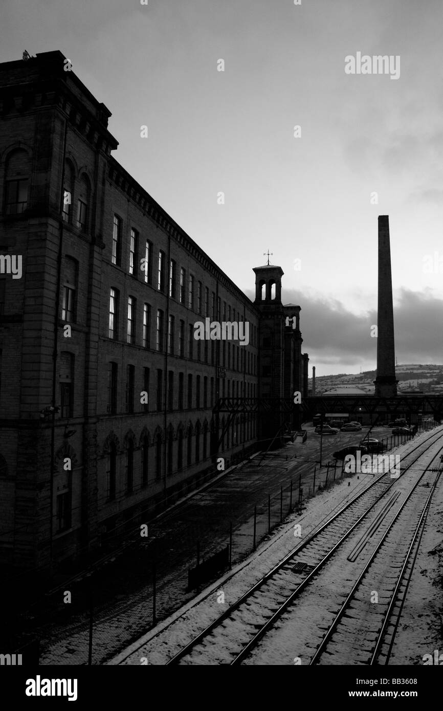 La neve copre il terreno in corrispondenza di Salts Mill, Saltaire, West Yorkshire, Regno Unito Foto Stock