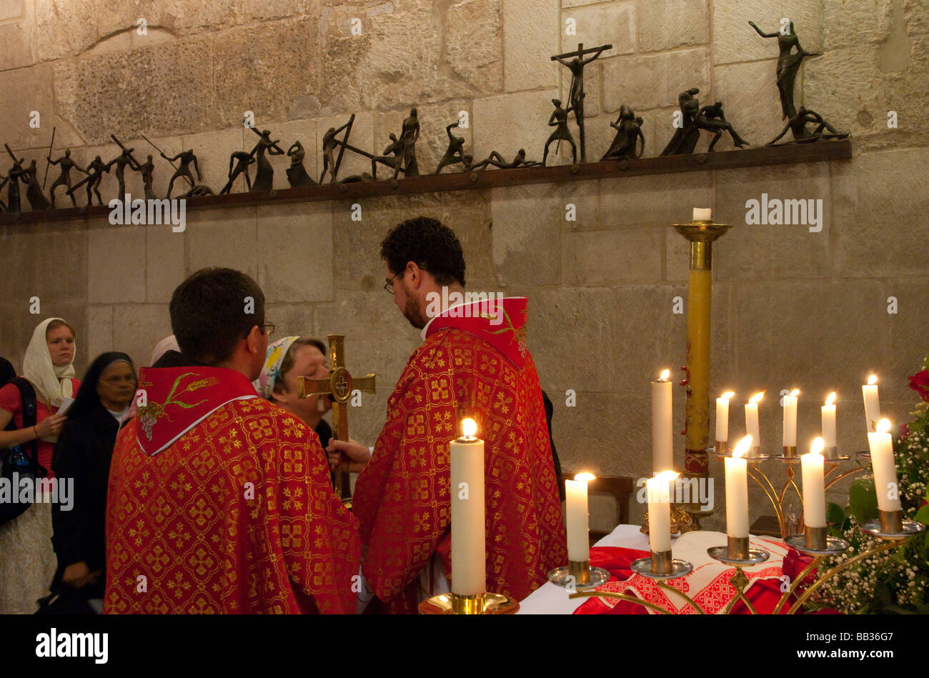 Israele Gerusalemme la città vecchia chiesa del Santo Sepolcro processione e Mas della Santa Croce Foto Stock