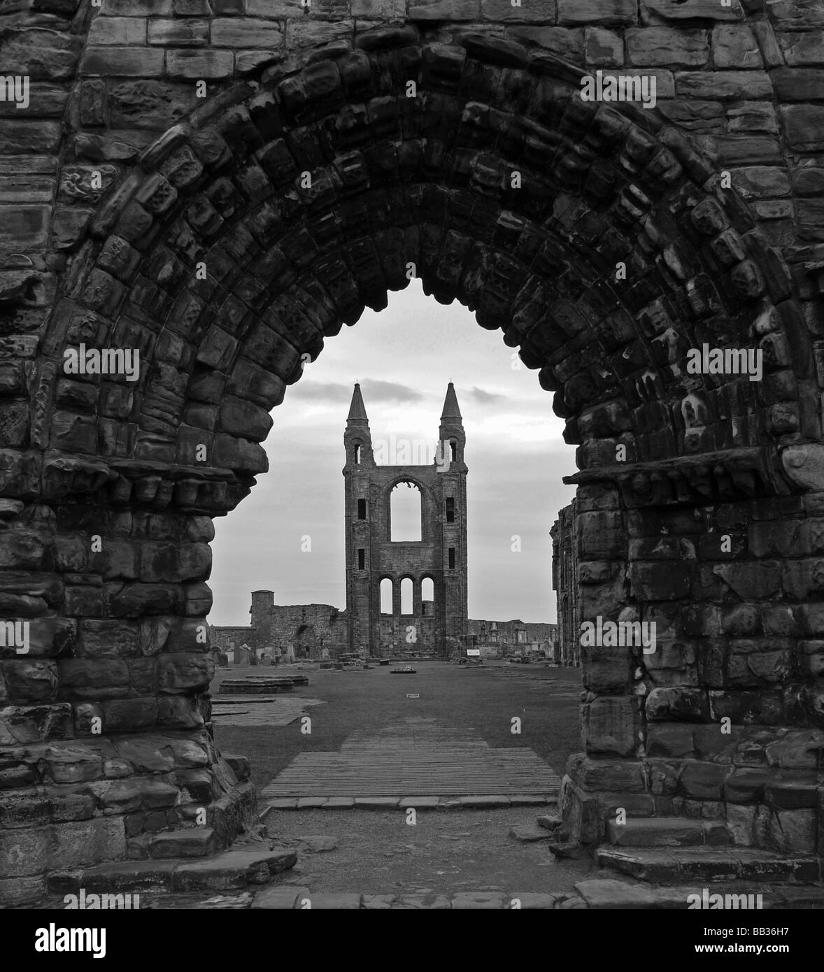 Cattedrale archway framing cattedrale in rovina Foto Stock