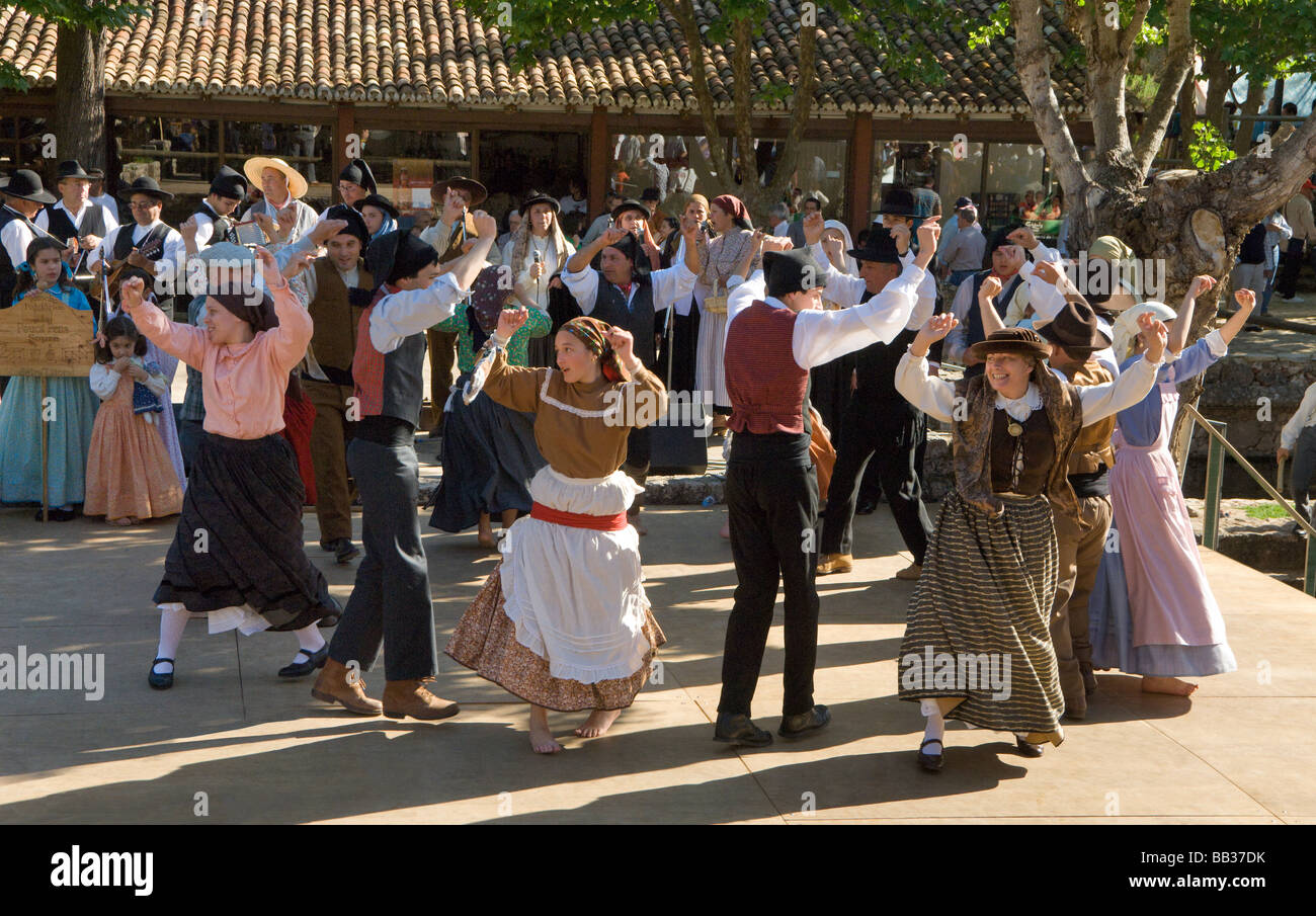 Troupe folkdancing da Pedralva, vicino a Coimbra in Região Bairradinha Regione di Beira Litoral (a prestazioni ad alte in Algarve) Foto Stock