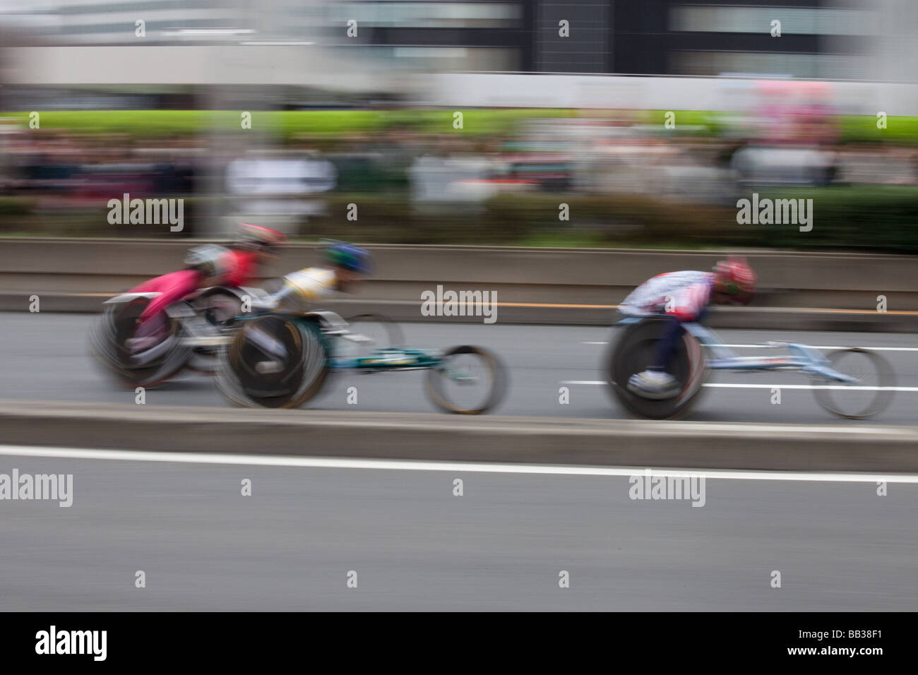 Motion Blur colpo di una sedia a rotelle 4 racers come cominciano il 2009 Tokyo Marathon. Foto Stock