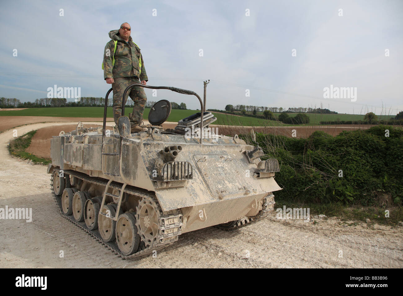 Serbatoio di esperienza di guida, Ginepro tempo libero, i membri del pubblico esperienza di guida dei veicoli militari. Foto Stock