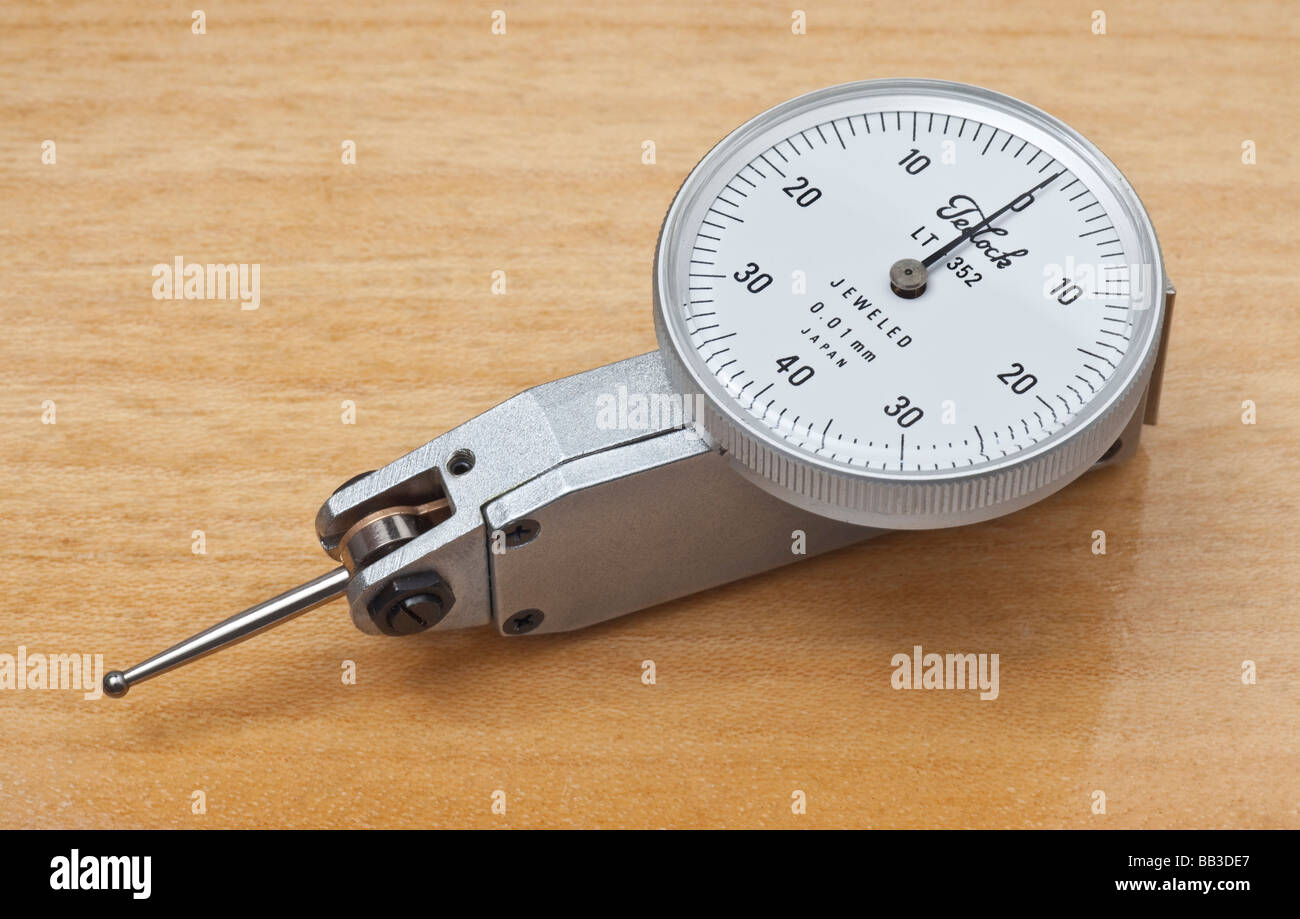 DTI comparatore ingegneria workshop per lo strumento di misura su legno di pino sullo sfondo Foto Stock