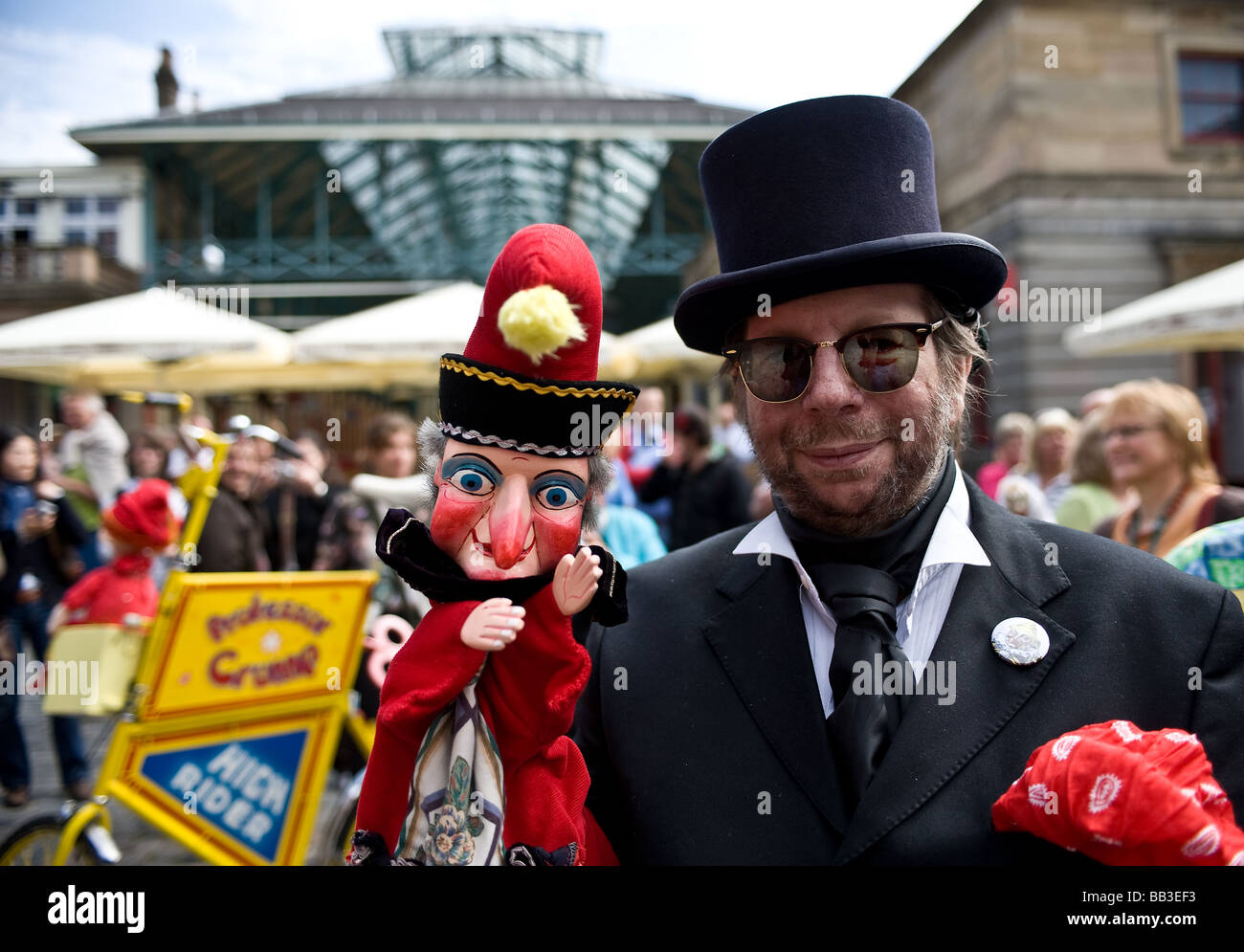 Un professore e Mr Punch in piazza al Covent Garden di Londra. Foto Stock