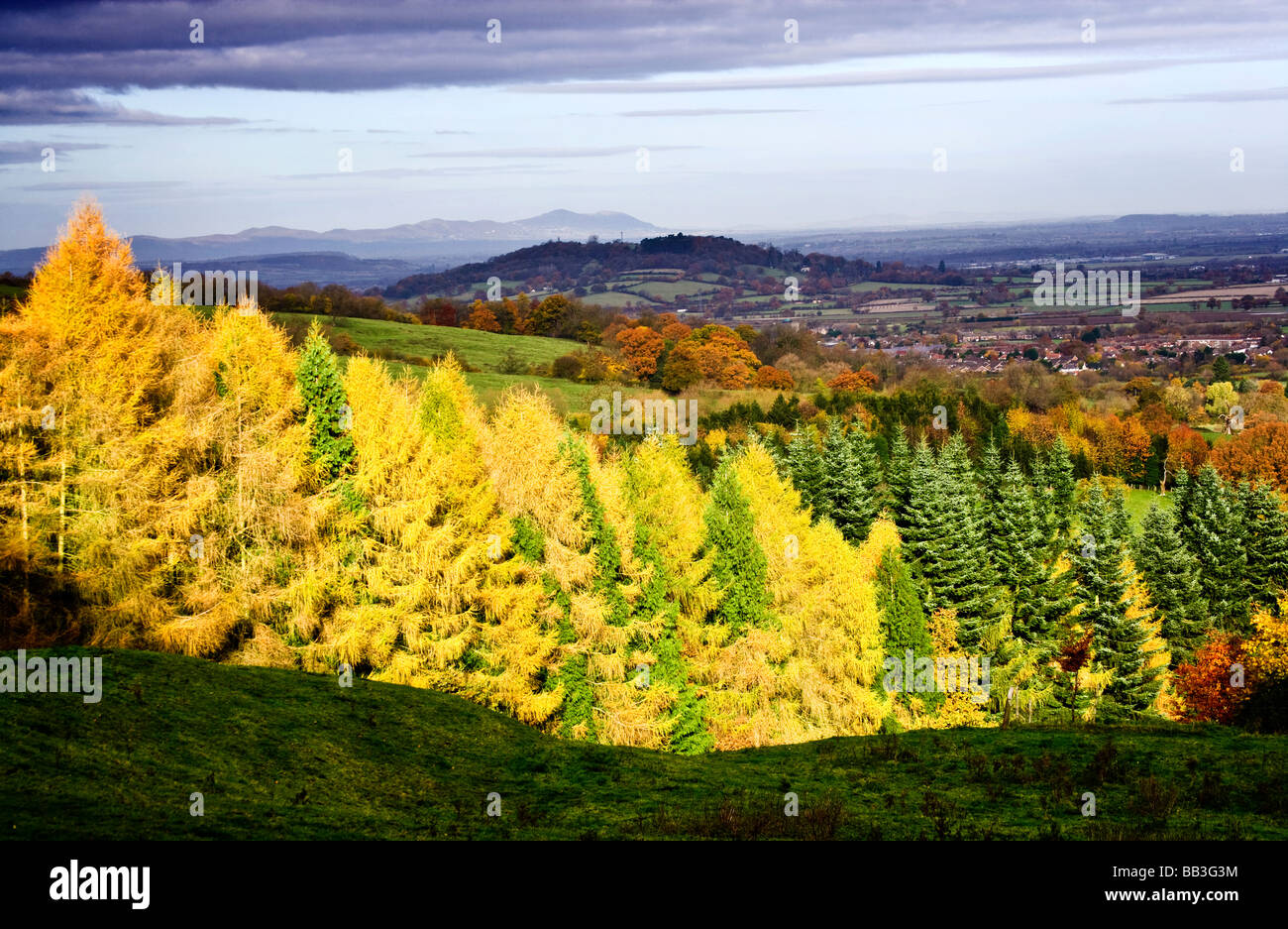 Autunno vista da Cotswold scarpata con la Malvern Hills in distanza, Gloucestershire, England, Regno Unito Foto Stock