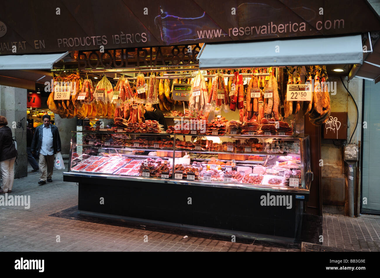 Pressione di stallo di carne al mercato La Boqueria a Barcellona, Spagna Foto Stock