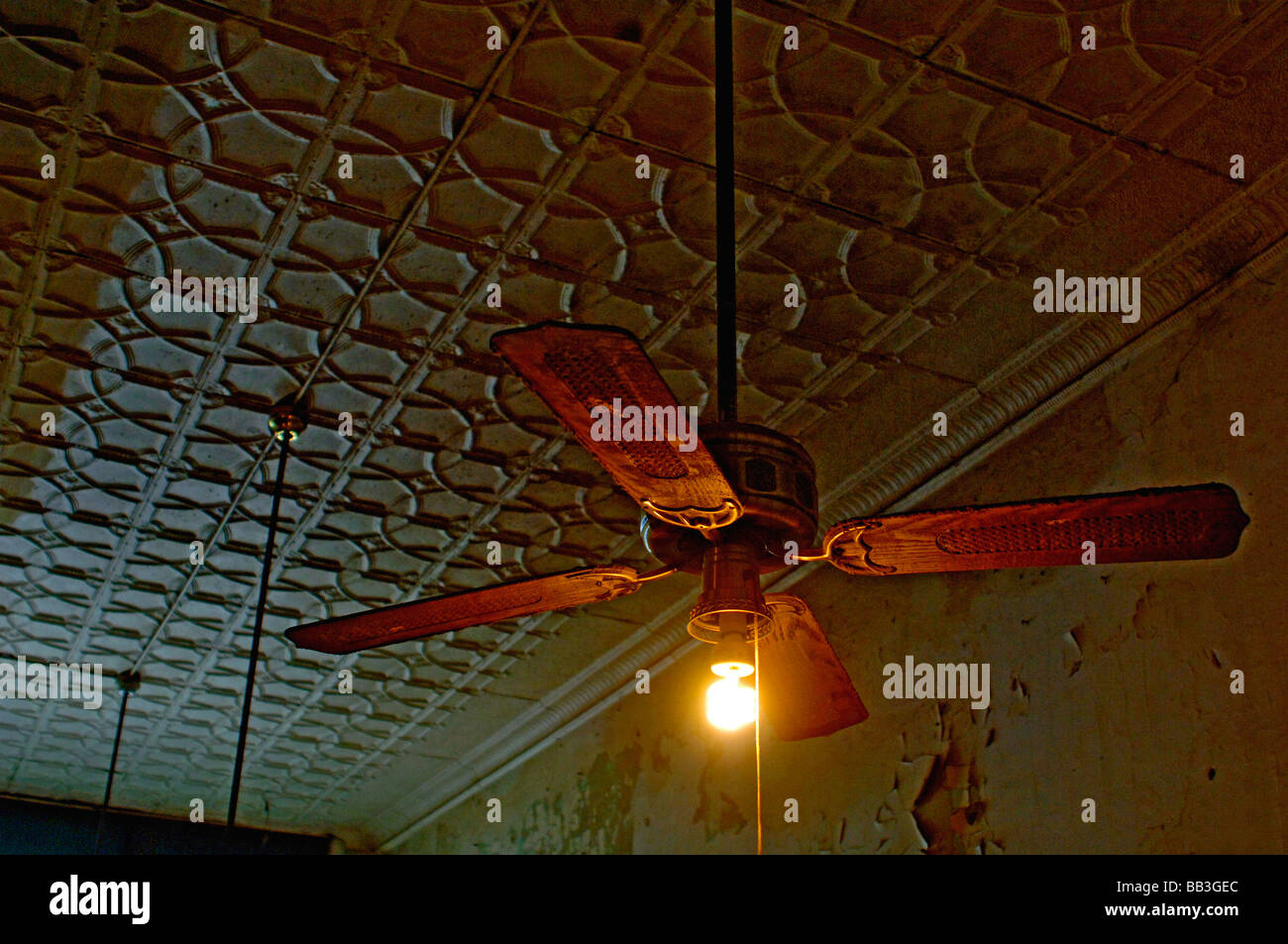 Masterizzazione di luce su un antico ventilatore da soffitto sotto 1920s  era il controsoffitto rappresentano datata il consumo di energia del  passato Foto stock - Alamy