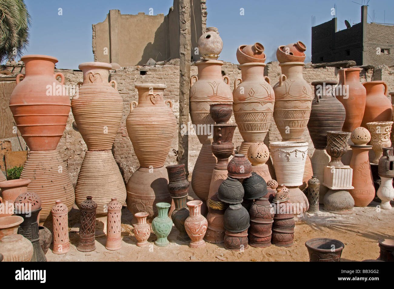 Il Cairo Egitto ceramica calco in gesso immagine figura al confine della città dei morti Qarafa Arafa Foto Stock