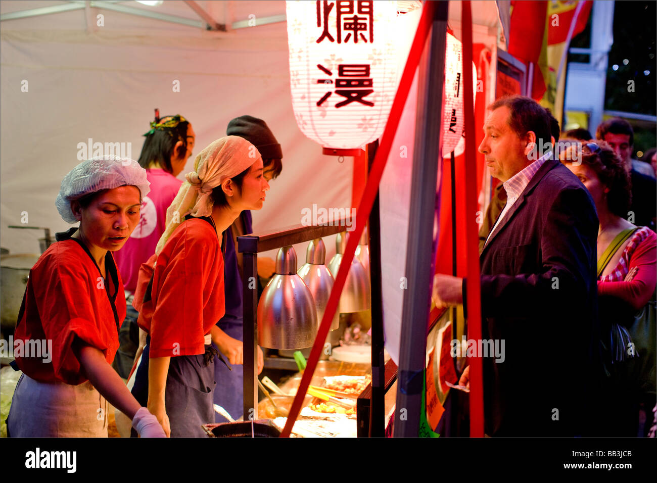 Un mercato bancarella vendendo cibo cinese Foto Stock