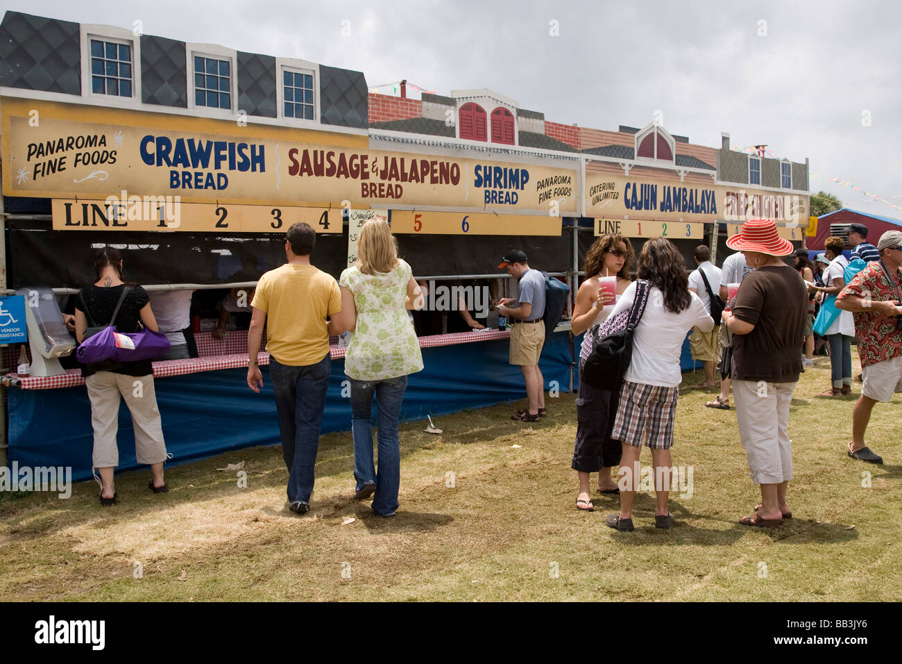 Stati Uniti d'America, Louisiana, New Orleans. Cabine di alimentare al Festival del Jazz e del patrimonio culturale. Foto Stock