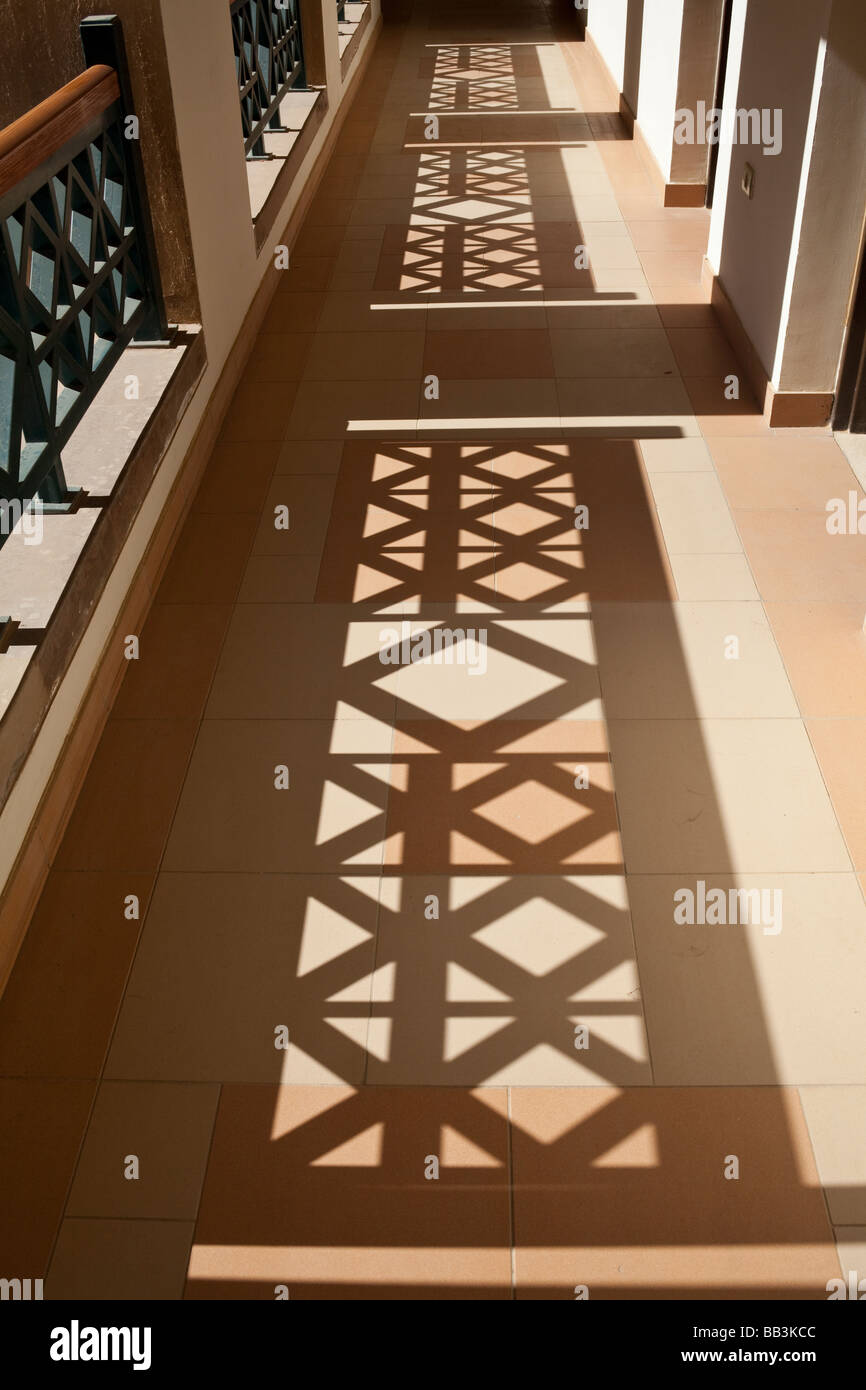 Corridoio al di fuori degli uffici nel campo delle scienze sociali e umanistiche edificio, American University del Cairo in Egitto Foto Stock