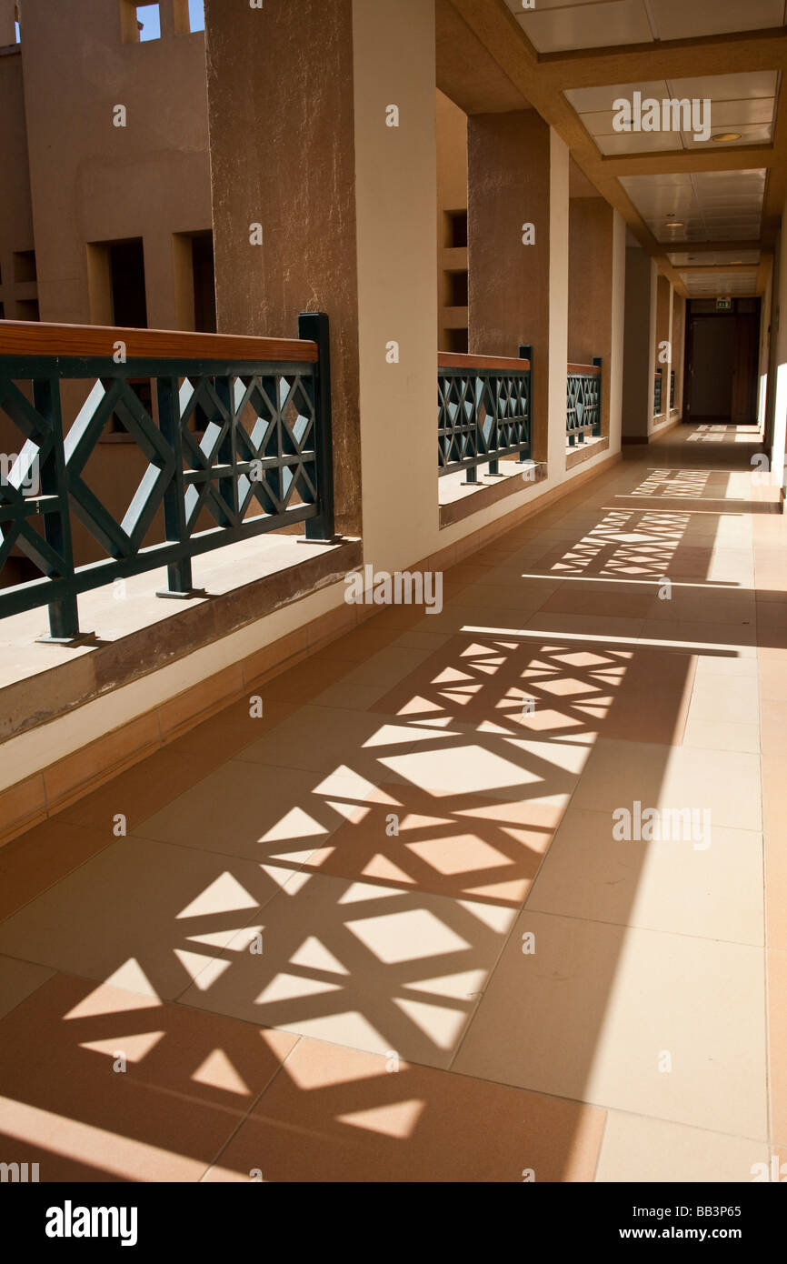 Corridoio al di fuori degli uffici nel campo delle scienze sociali e umanistiche edificio, American University del Cairo in Egitto Foto Stock