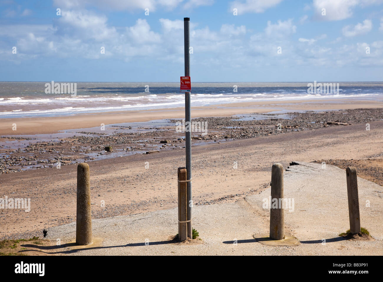 Erosione costiera: Strada erosa dalla continua a Easington East Yorkshire England Regno Unito Foto Stock