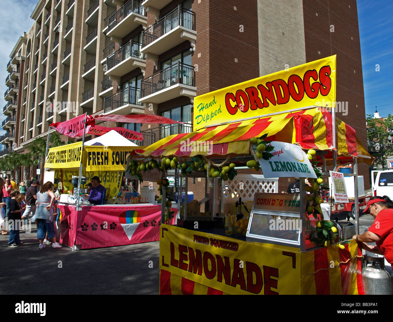 Concessione di cibo si erge a Azalea Festival con corndogs, la limonata per la vendita, con condo complex in background su strada Foto Stock