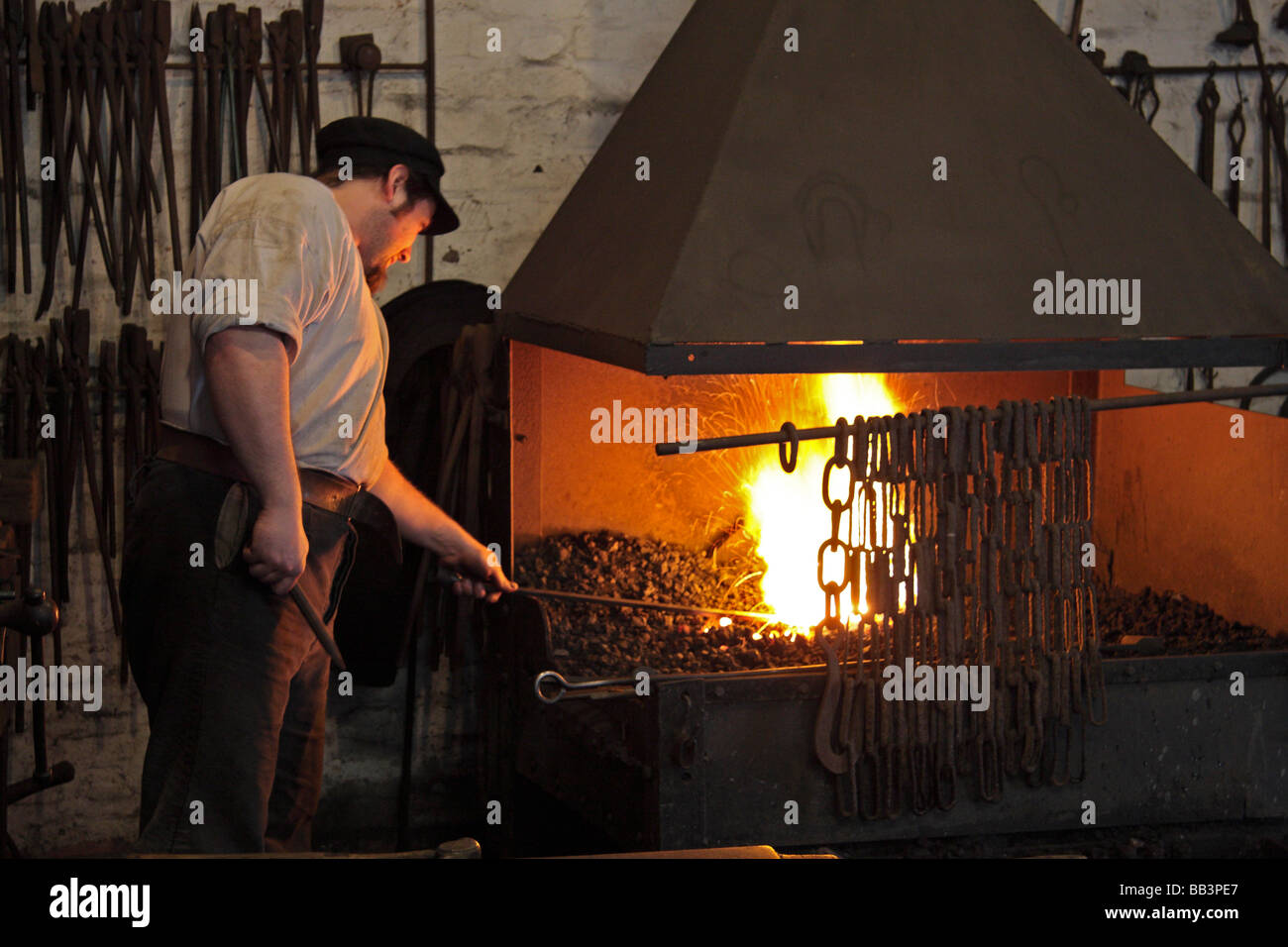 Fabbro al lavoro Foto Stock