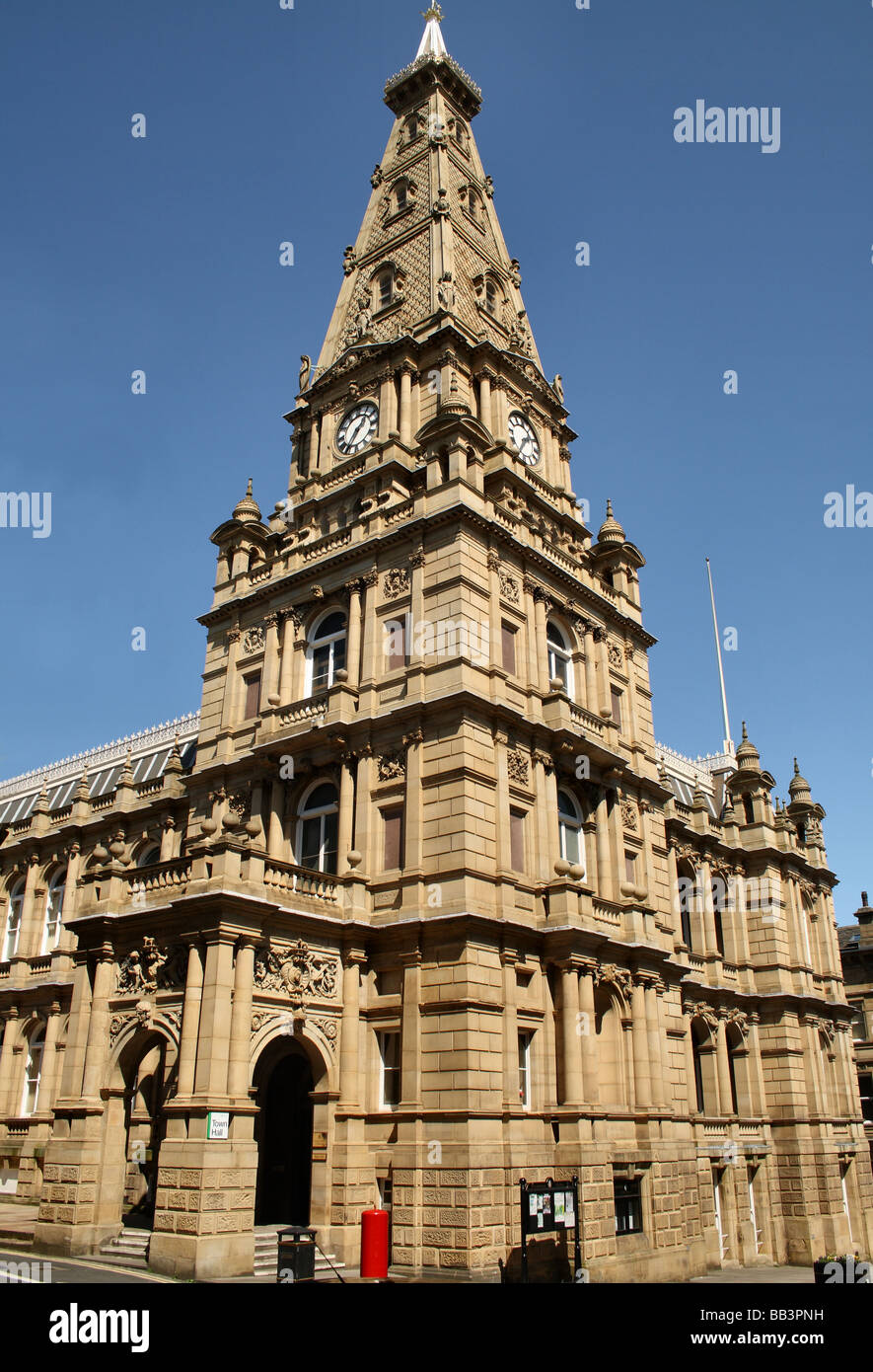 Halifax Town Hall Calderdale progettato da Sir Charles Barry nel gotico StyleIt è una Grade II * listed building 4 Agosto 18 Foto Stock