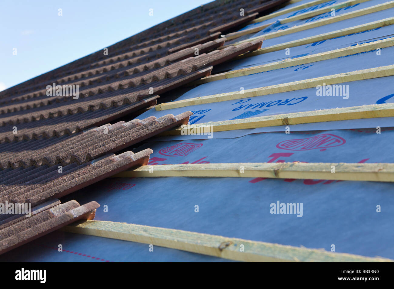 Nuovo tetto di tegole essendo costruito Foto Stock