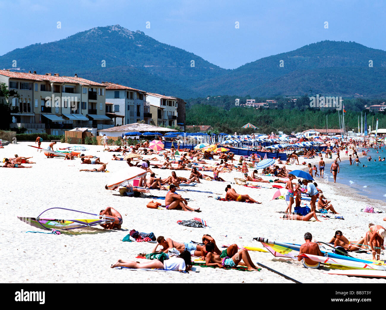 Port Grimaud la spiaggia a sud della Francia EU FR FRA Francia Provence Alpes Côte d Azur Dipartimento Var Port Grimaud case vacanza Foto Stock