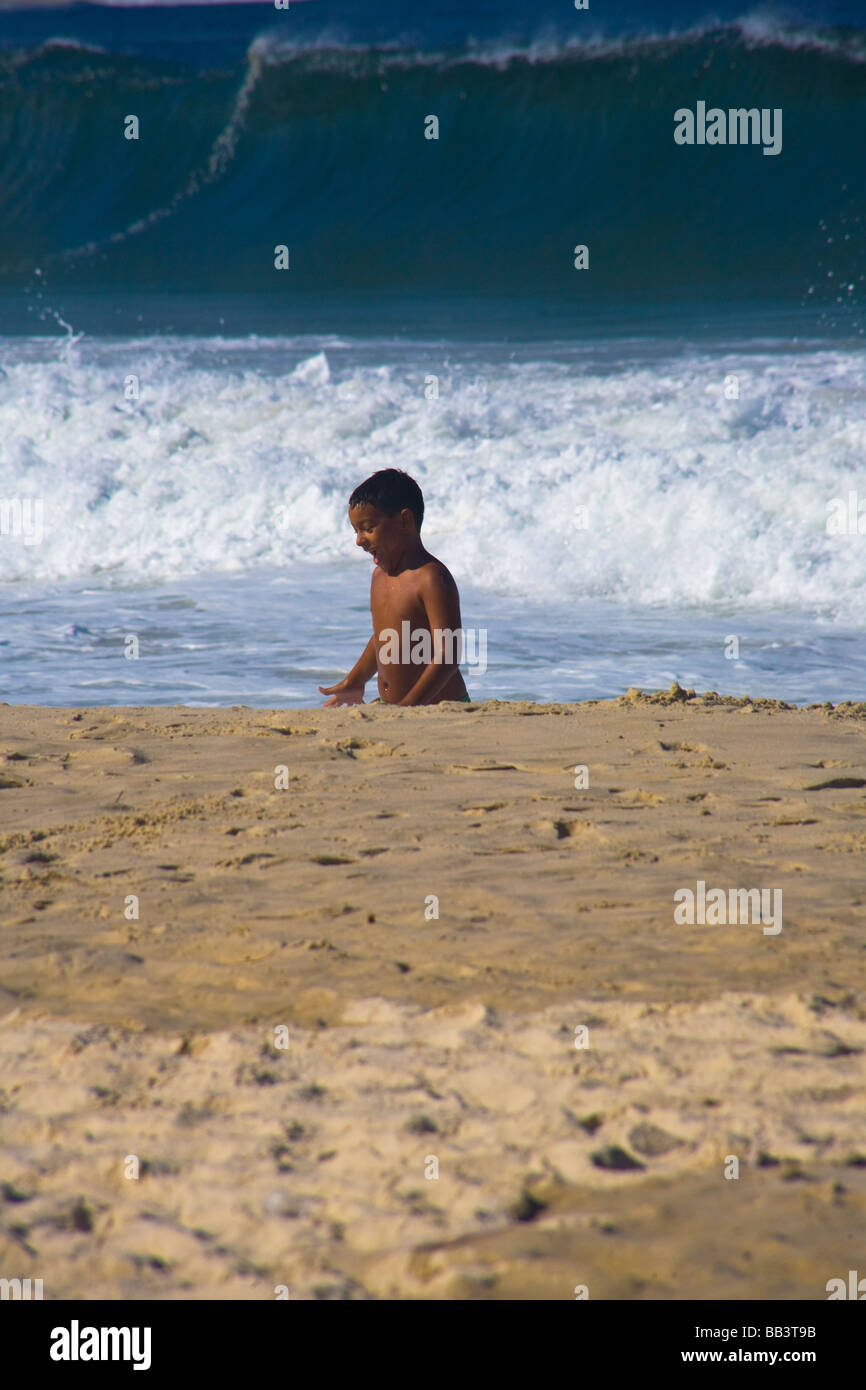 Un piccolo mulatto ragazzo sulla spiaggia di Copacabana, Rio de Janeiro, Brasile. Foto Stock