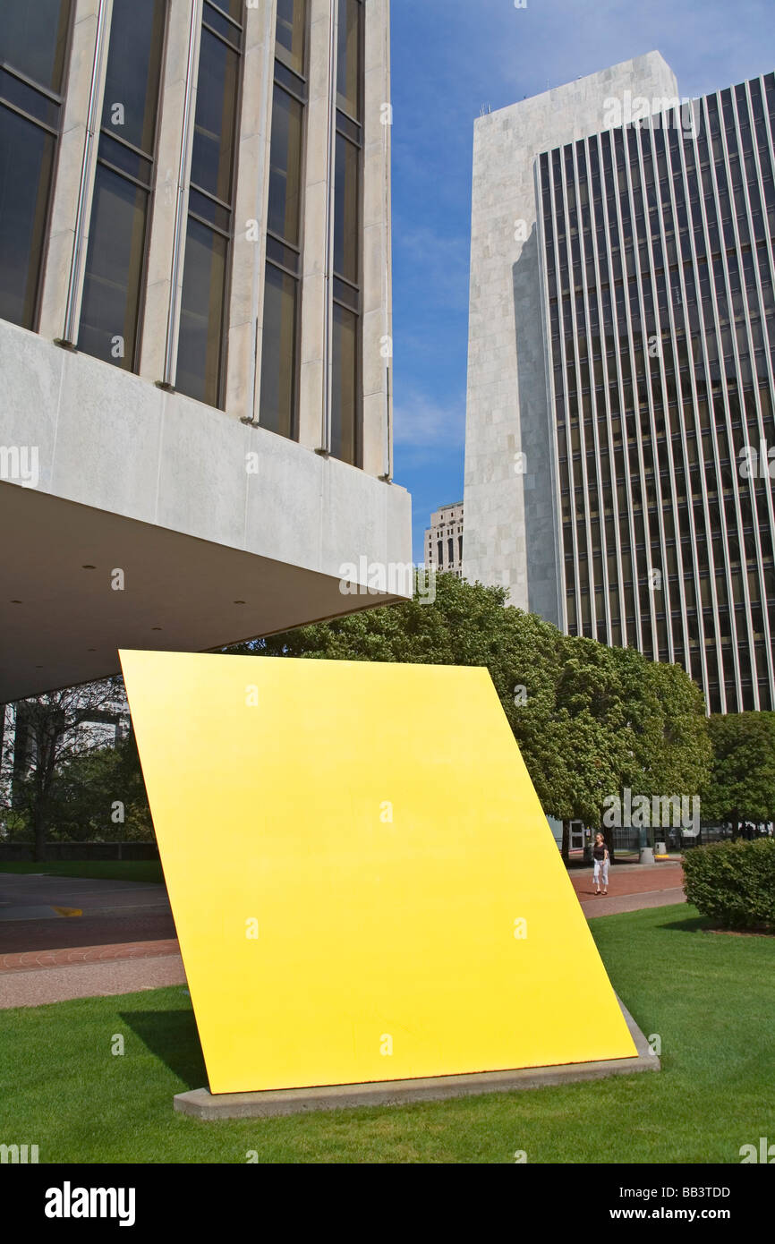 Scultura Di Ellswoth Kelly sull'Empire State Plaza, State Capitol in background; Albany, New York, Stati Uniti d'America Foto Stock