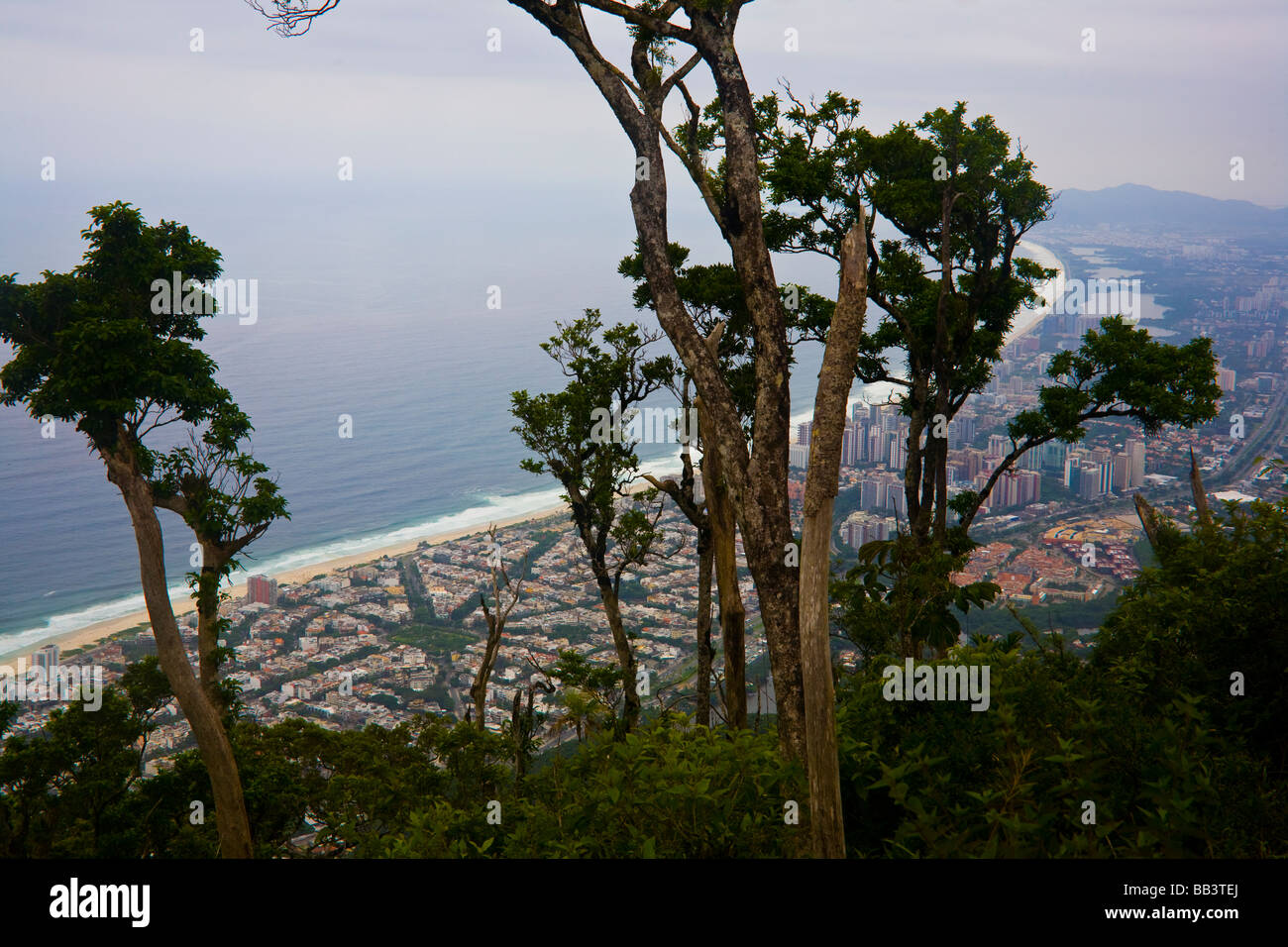 La vista sul Rio de Janeiro spraBarra de Tijuca neighborhood da Pedra de Gavea montagna nella foresta pluviale atlantica del Brasile. Foto Stock