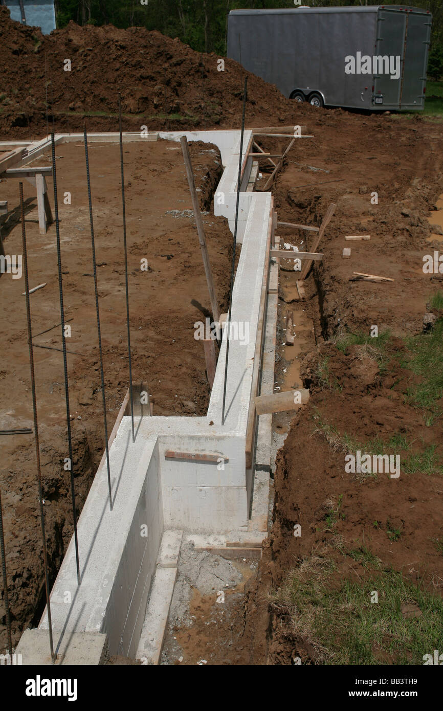 Nuova casa versata parete utilizzando high tech calcestruzzo isolante moduli - ICF Foto Stock
