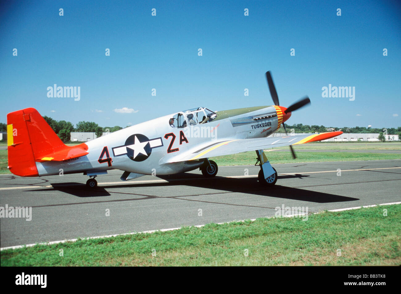 North American P-51C Tuskegee aviatori di coda rossi sulla pista in campo Fleming Foto Stock