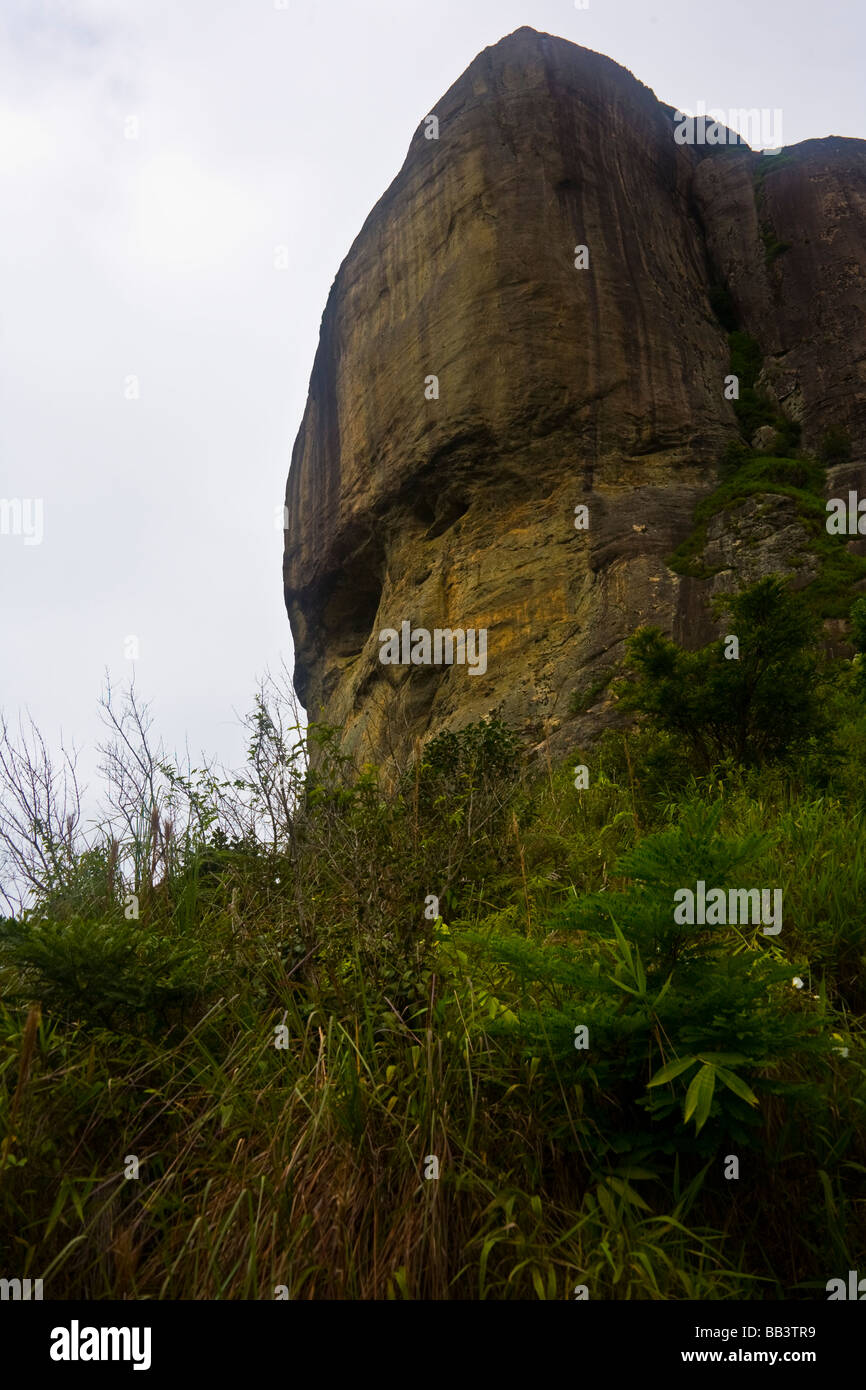 Il picco del Pedra de Gavea mountain a Rio de Janeiro in Brasile. Foto Stock