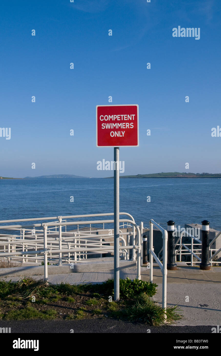 Segno di una piscina posto a Skerries, regione settentrionale della contea di Dublino, Irlanda, dicendo: Autorità nuotatori solo Foto Stock