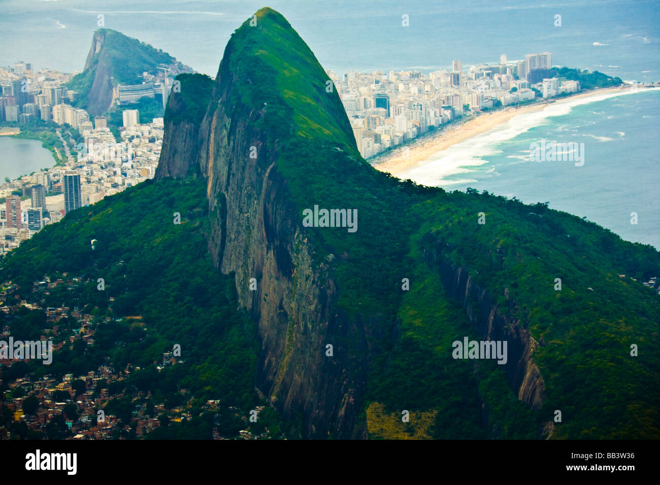 Vista aerea di Ipanema e Leblon e Lagoa in Rio de Janeiro con Morro dos Dois Irmaos montagna in primo piano. Foto Stock