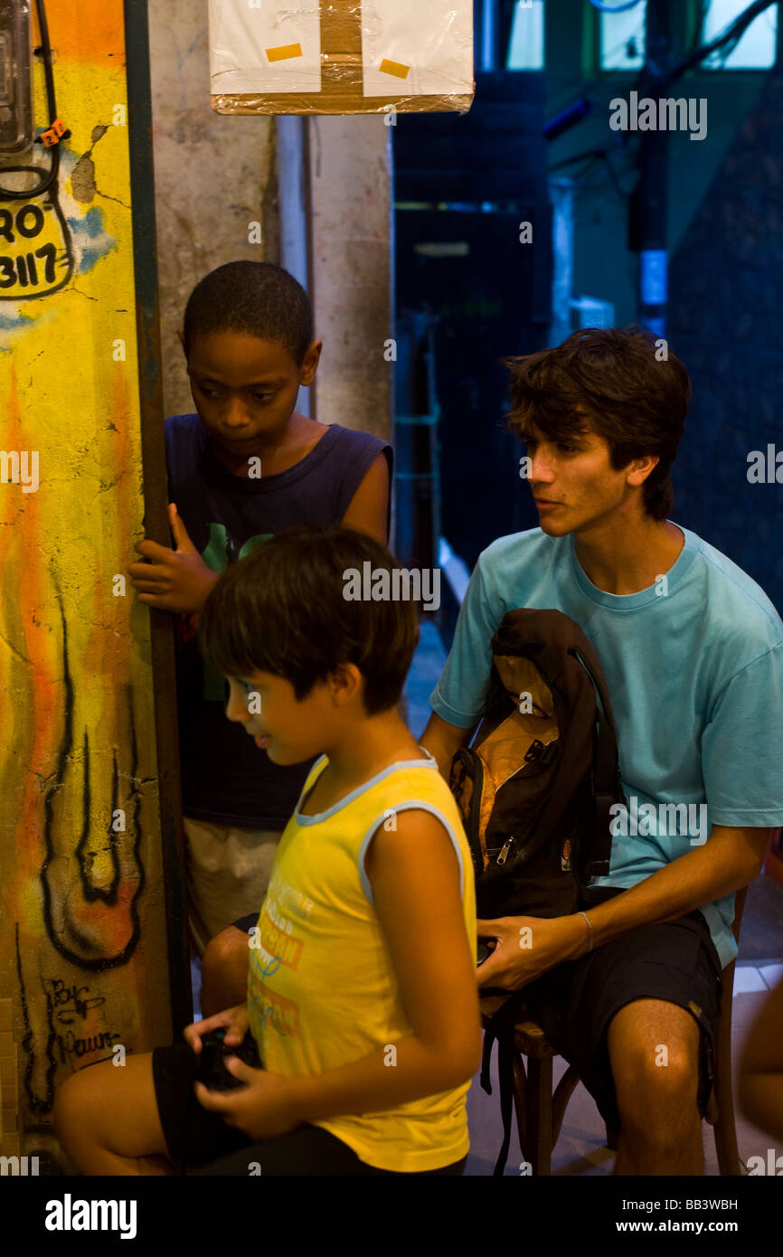 Favela ai bambini di giocare con i videogiochi in un piccolo negozio di Santa Marta, la baraccopoli di Rio de Janeiro in Brasile. Foto Stock