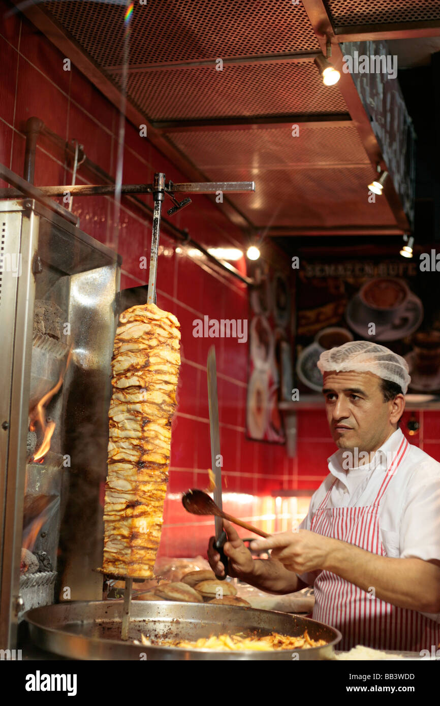 L'uomo carving un kebap di pollo in un ristorante di Istanbul Foto Stock