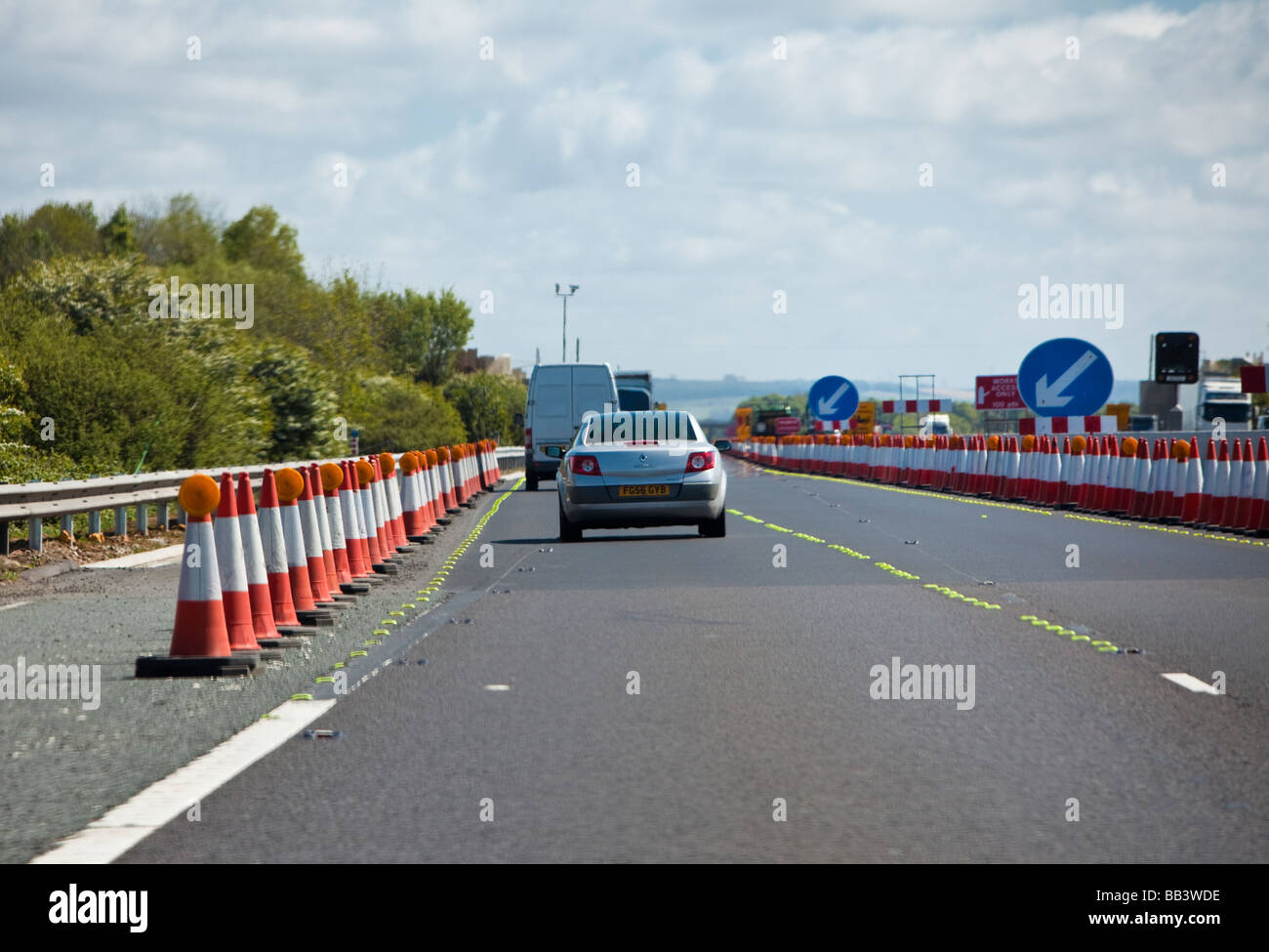 Entrare in un sistema di contraffazione stradale su un'autostrada del Regno Unito con coni stradali Foto Stock