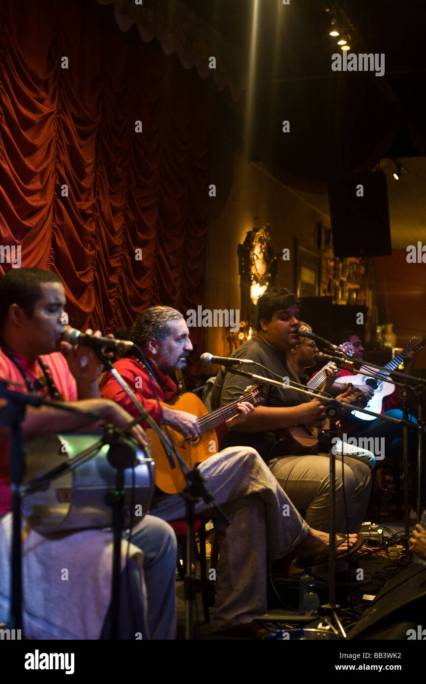 I musicisti di Samba di Moacyr Luz la band a Rio Scenarium club nel distretto Lapa, Rio de Janeiro, Brasile. Foto Stock