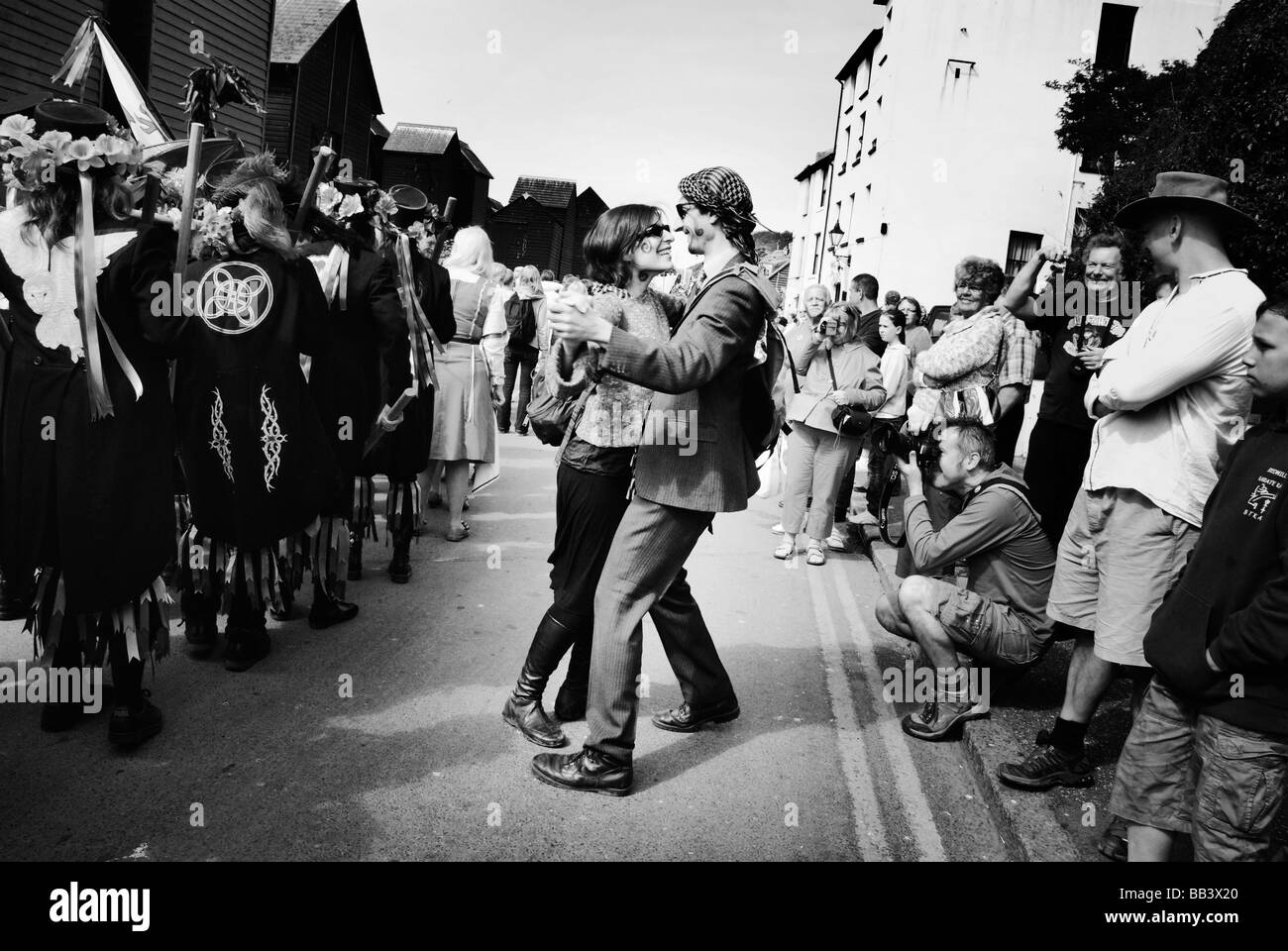 Ballo di coppia in strada a Jack nel verde del Festival di Primavera in Hastings Sussex Foto Stock