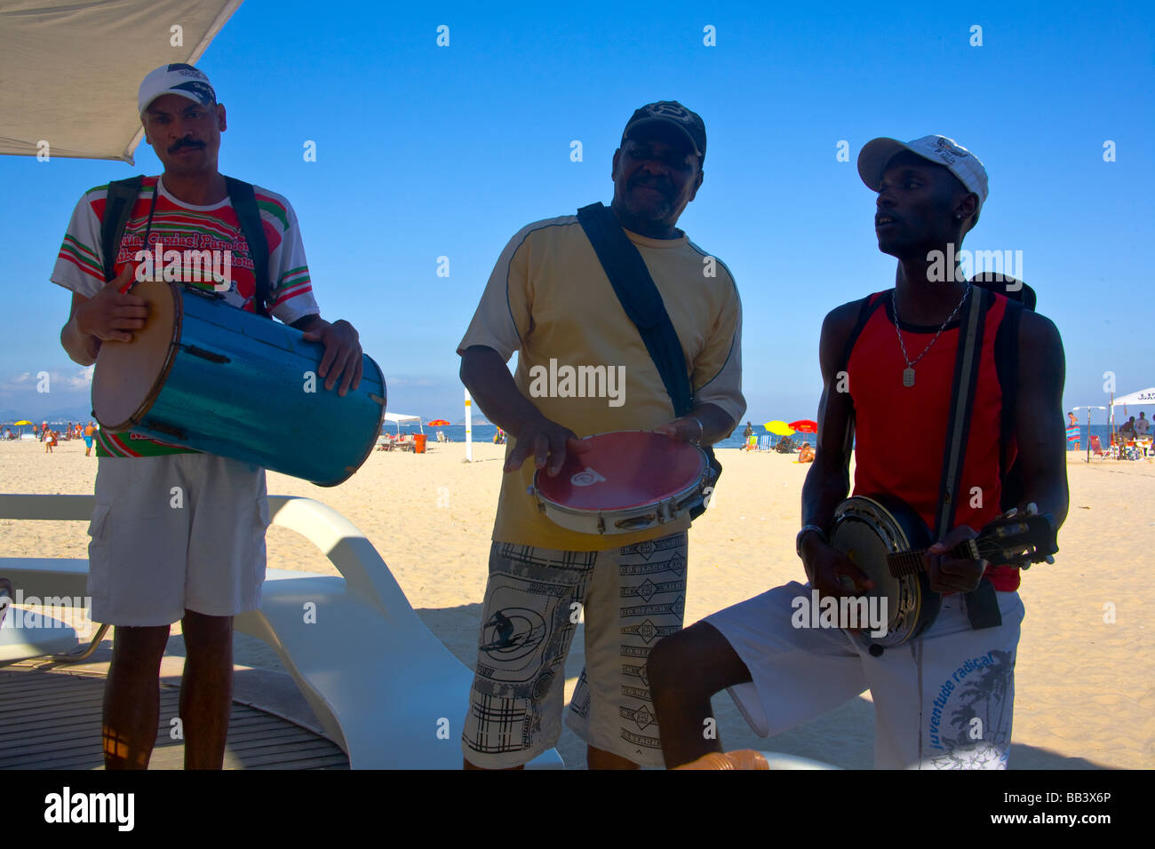 Samba musicisti sulla spiaggia di Copacabana, Rio de Janeiro, Brasile. Foto Stock