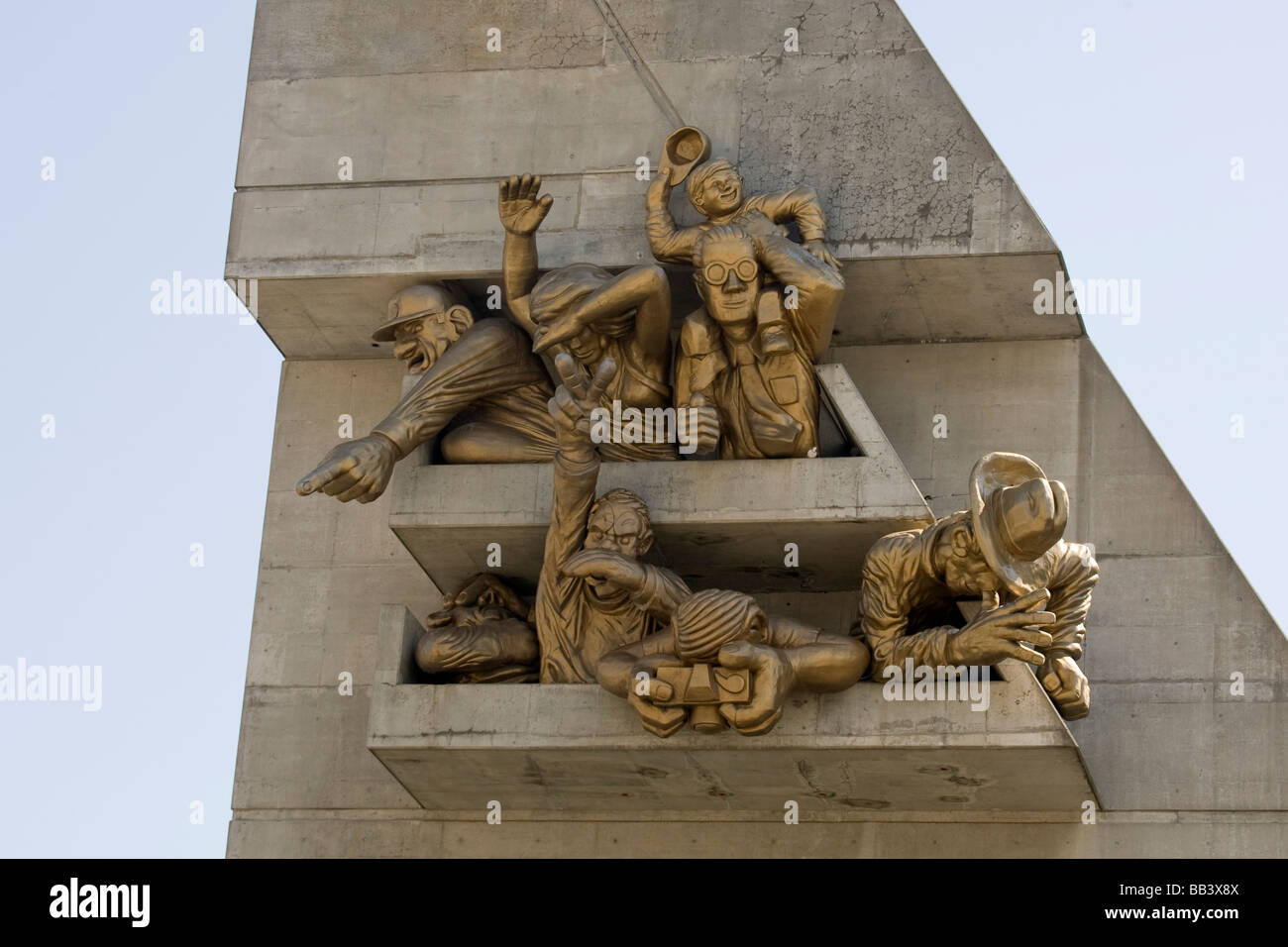 Canada Ontario, Toronto. La scultura di appassionati di sport su Rogers Centre Stadium. Foto Stock