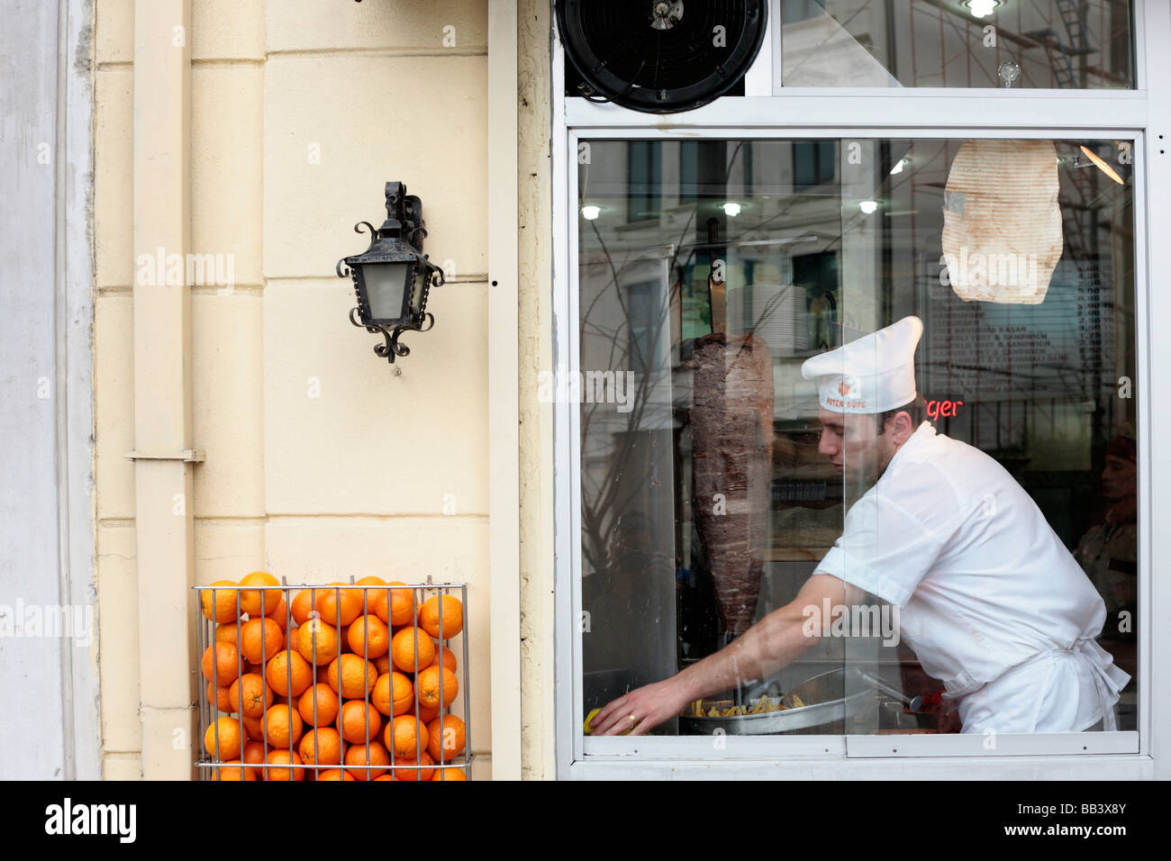 Lo chef nella finestra di un Lokanta di Istanbul in Turchia Foto Stock