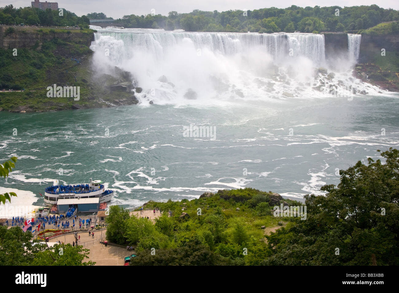 Canada Ontario, le Cascate del Niagara. Panoramica della Domestica della Foschia in barca per visite guidate ai passeggeri di carico vicino alle cascate. Foto Stock