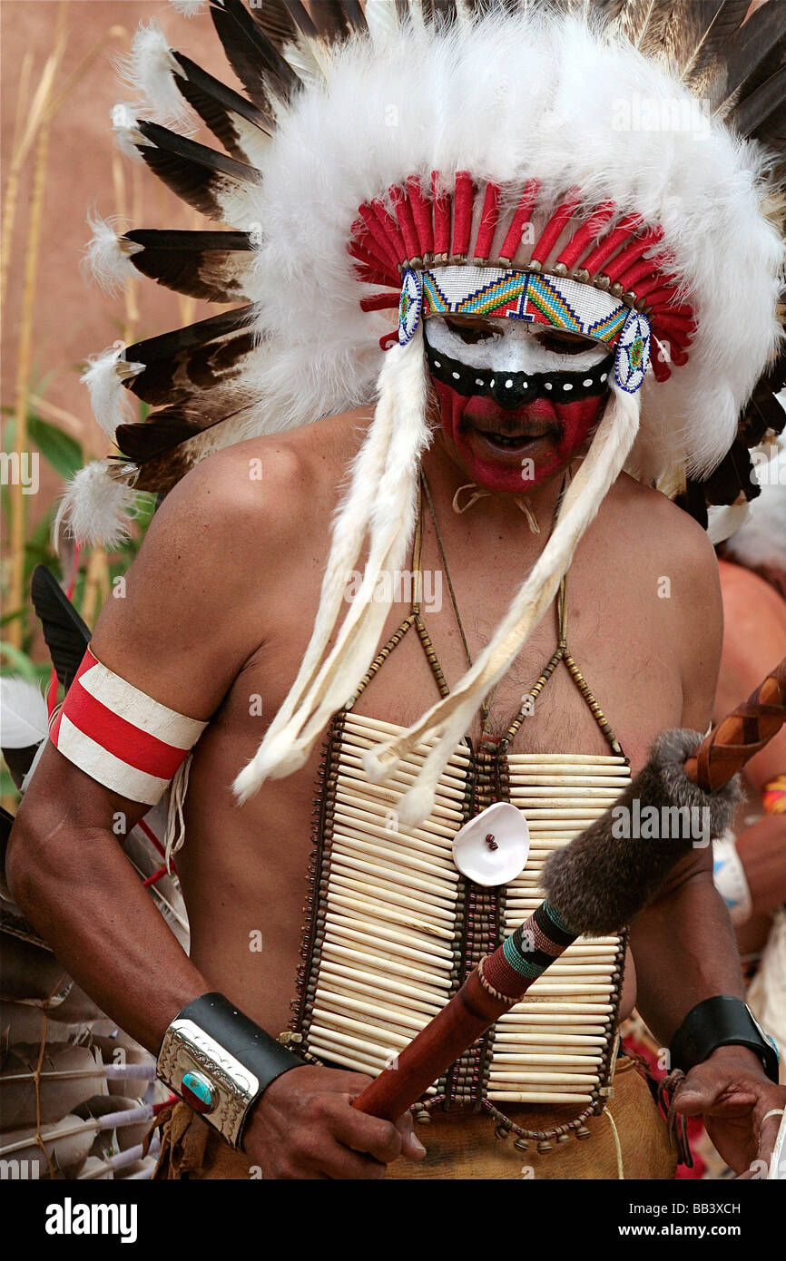 Nativi americani ballerino indiano ottenere pronto ad eseguire per il cerimoniale di giorno di festa danze nel Nuovo Messico Foto Stock