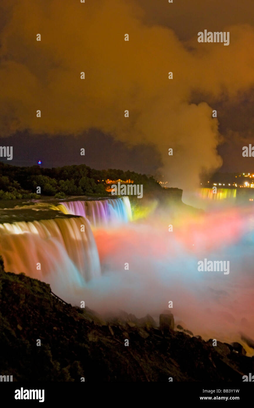 Stati Uniti d'America, New York, le Cascate del Niagara. Vista notturna delle cascate e la nebbia illuminata con luci colorate. Foto Stock