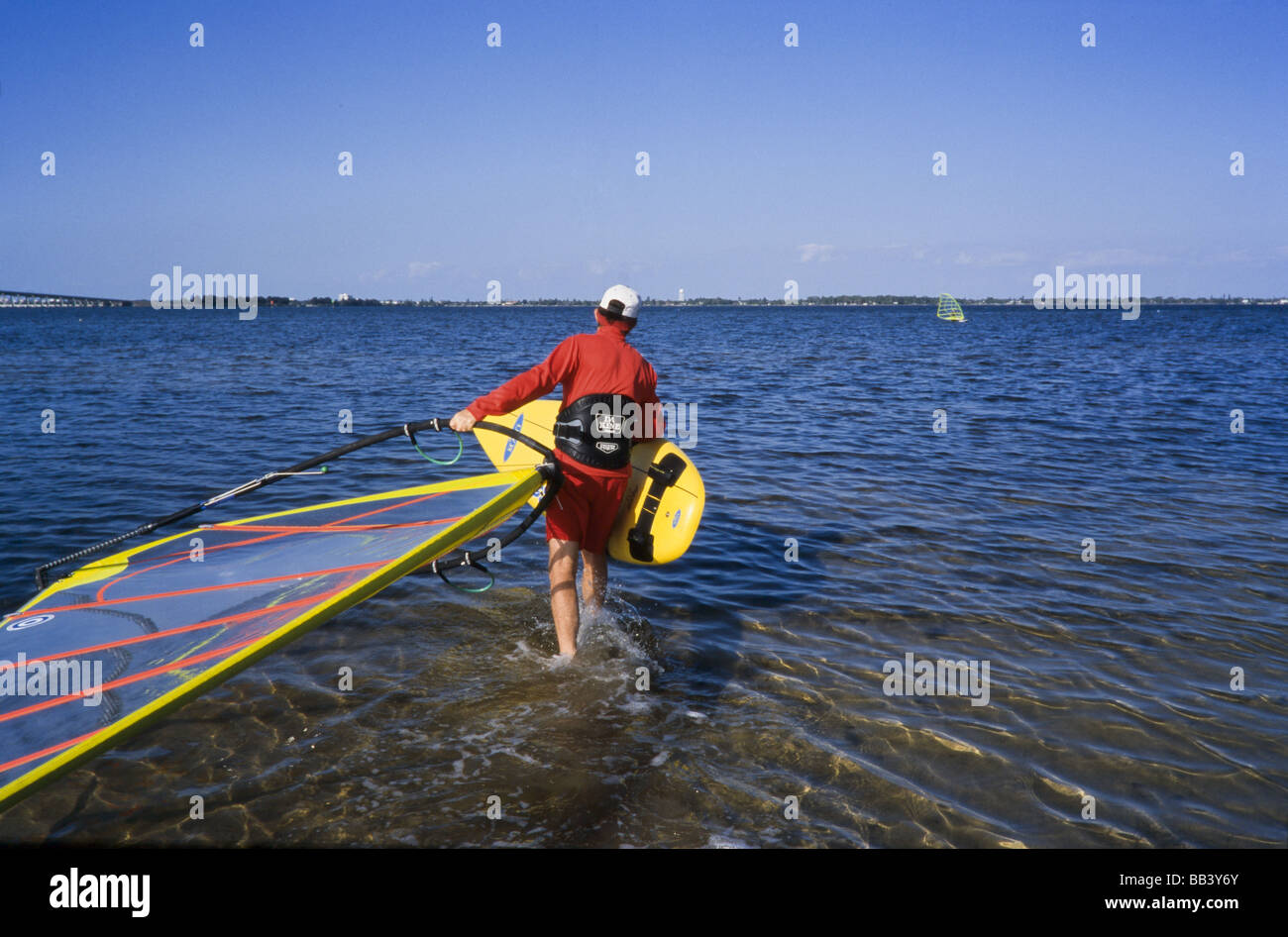Windsurf si preparano a entrare in acqua Foto Stock