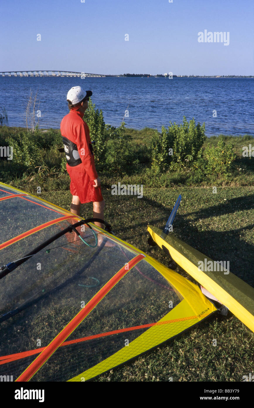 Windsurf si preparano a entrare in acqua Foto Stock