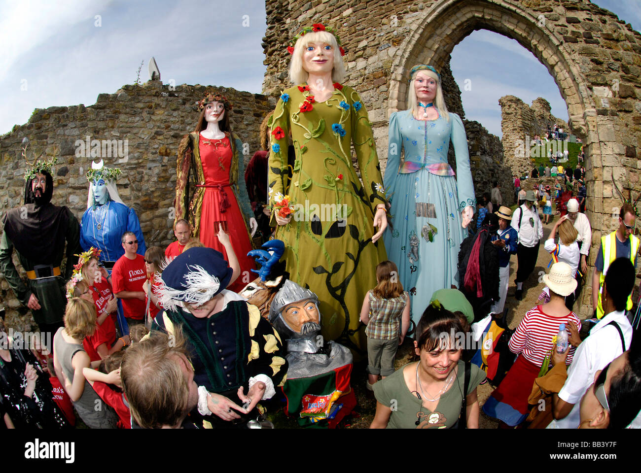 Giganti a Jack nel verde primavera Festival presso il castello di Hastings in Hastings Sussex Foto Stock