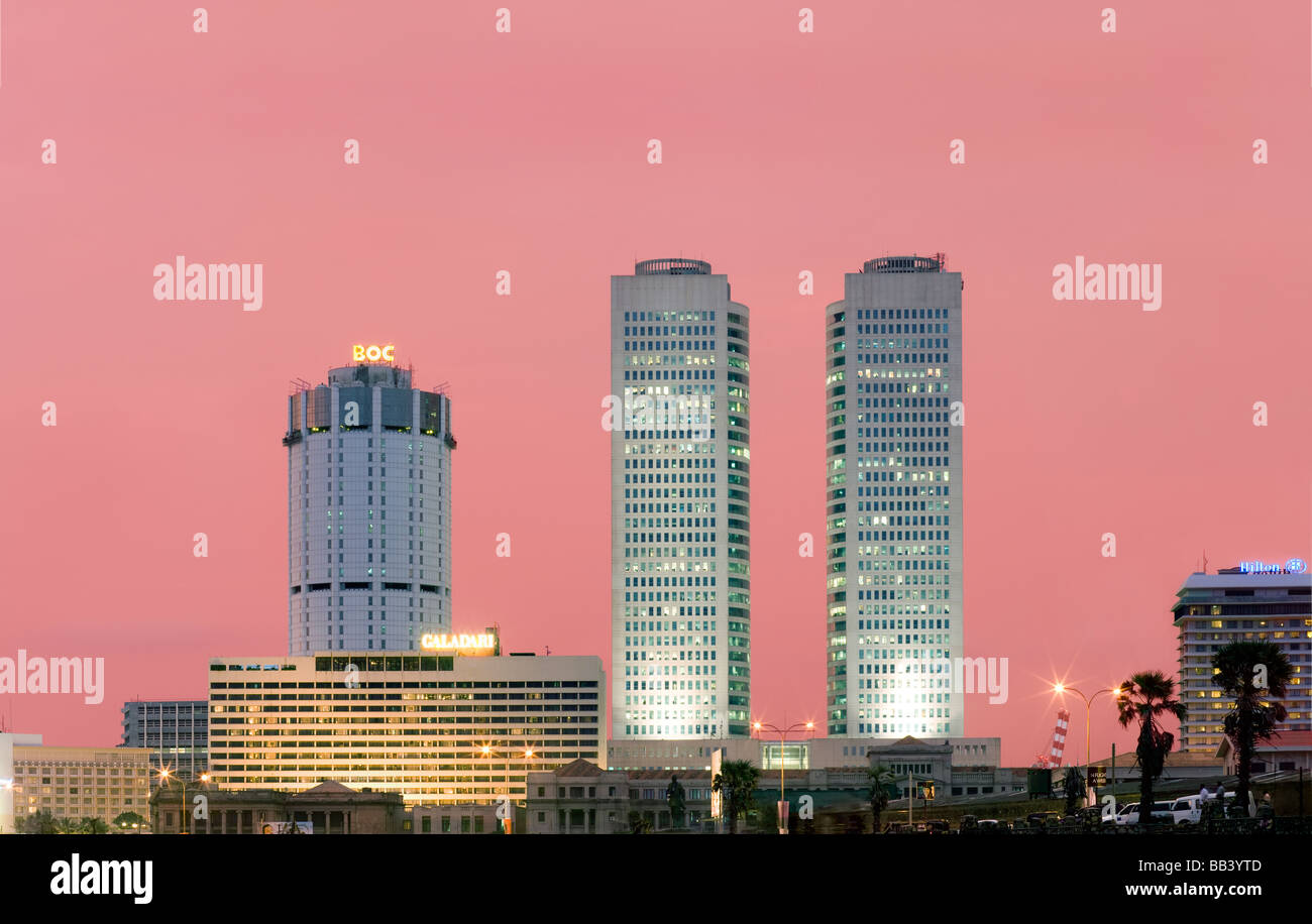 Banca di Ceylon, Galadari Hotel, World Trade Center, WTC, Hilton Hotel edifici alti in Colombo Sri Lanka al crepuscolo. Foto Stock