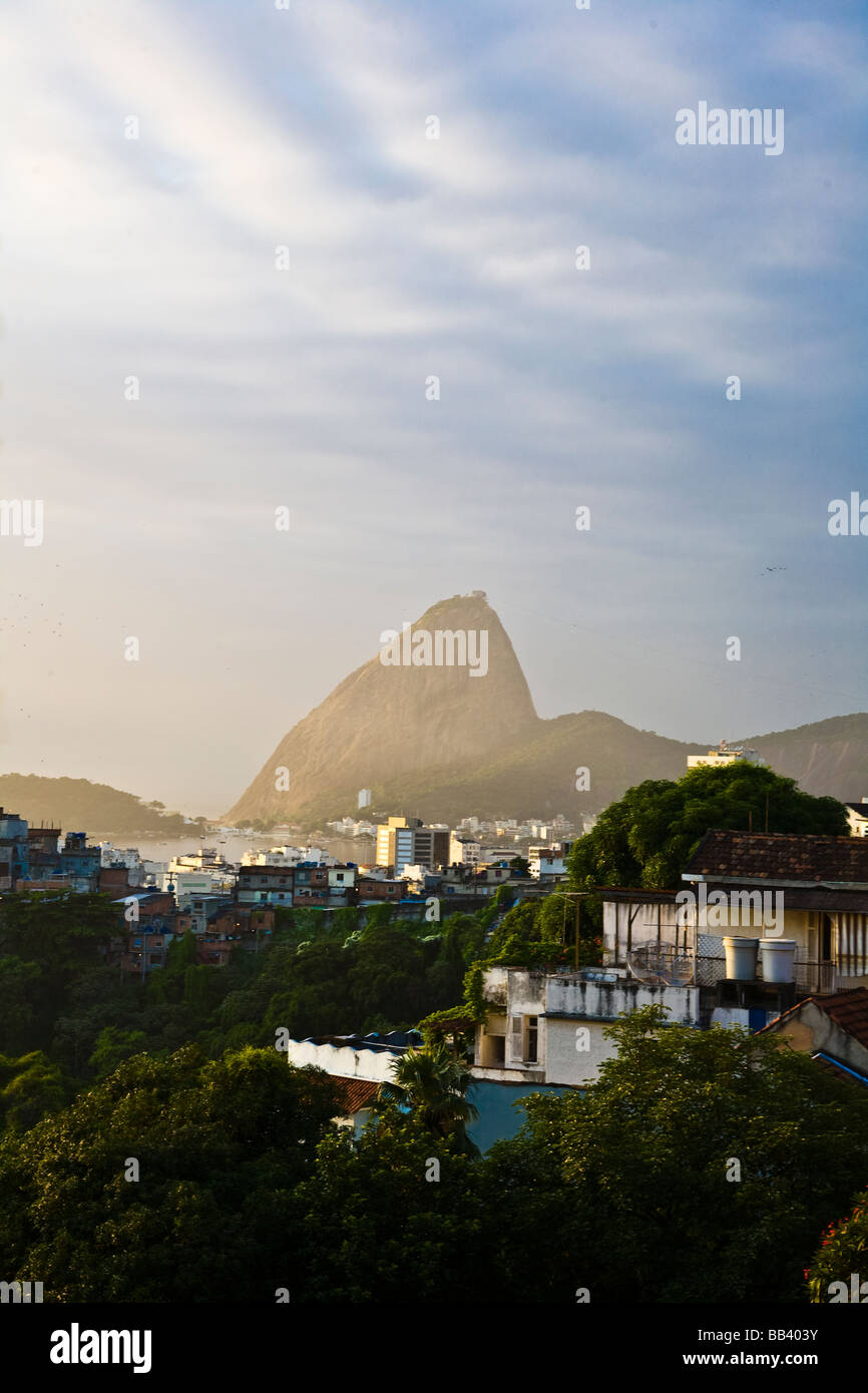 Sugarloaf mountain e il Botafogo bay visto da Santa Teresa, Rio de Janeiro, Brasile Foto Stock